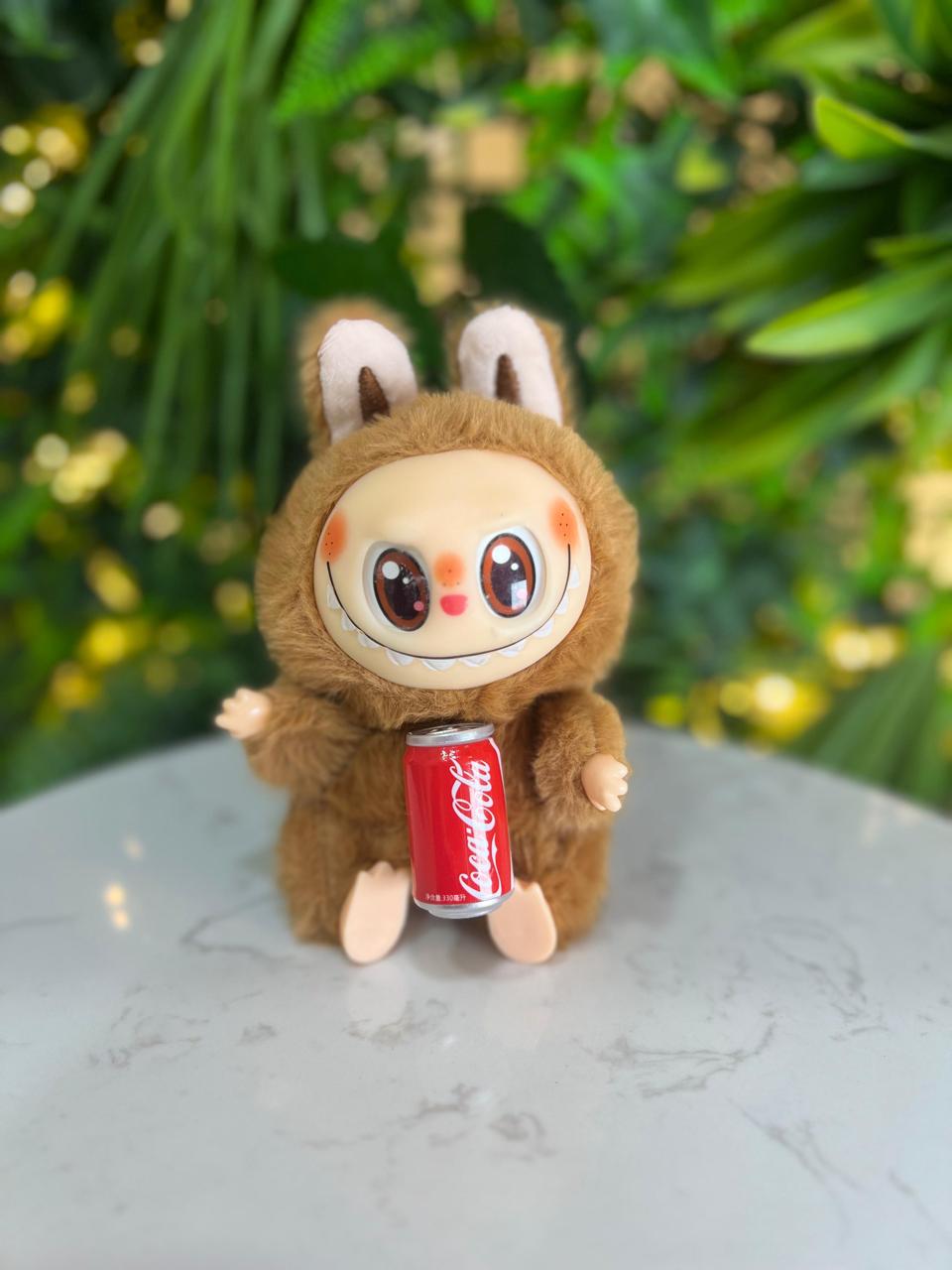 Vista 8 de LABUBU COCA-COLA - COLOR - COCACOLA: BEIGE-LATA